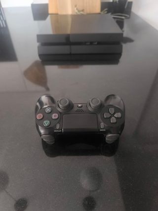 PS4 con 1 mando y 2 juegos