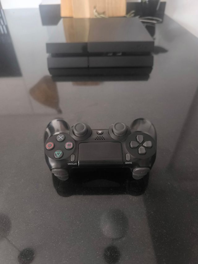 PS4 con 1 mando y 2 juegos