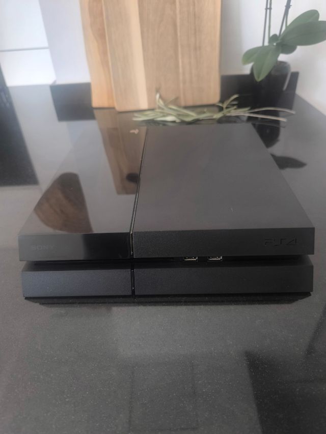 PS4 con 1 mando y 2 juegos