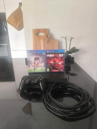 PS4 con 1 mando y 2 juegos