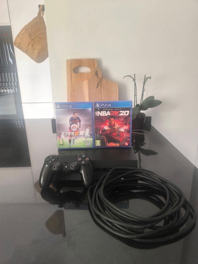 PS4 con 1 mando y 2 juegos