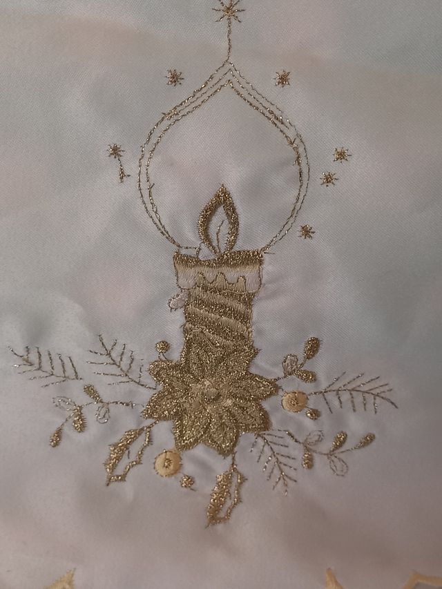 Centro tavola ricamato candela oro
Centro tavola