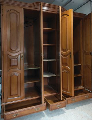 Armario de roble con puertas y cajones