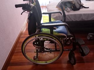 Silla de ruedas ligera con motor auxiliar eléctric