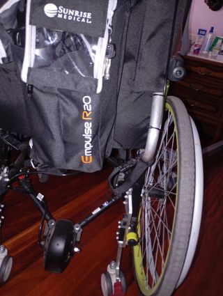 Silla de ruedas ligera con motor auxiliar eléctric