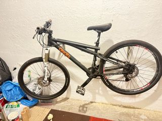 Bicicleta GT con frenos hidráulicos