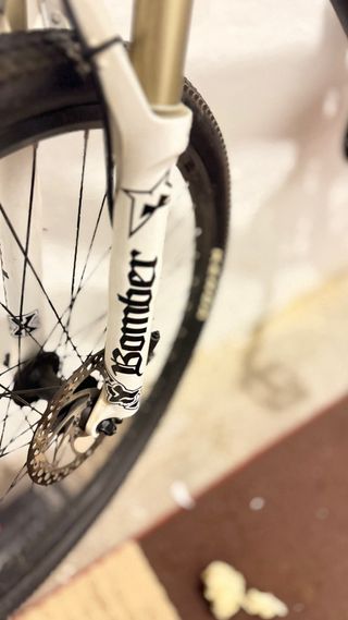 Bicicleta GT con frenos hidráulicos