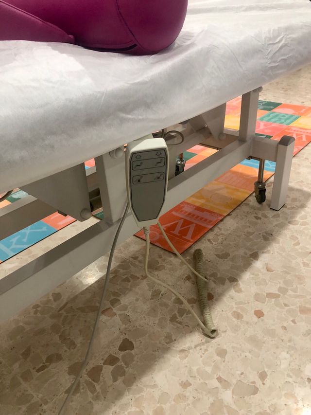 camilla eléctrica en polípiel gris