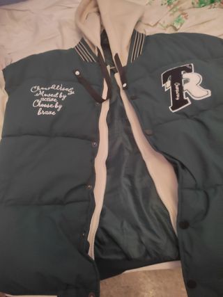 Chaqueta acolchada verde con capucha