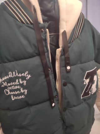 Chaqueta acolchada verde con capucha