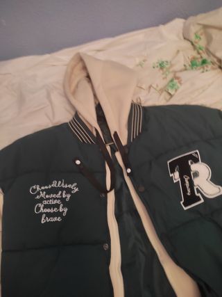 Chaqueta acolchada verde con capucha