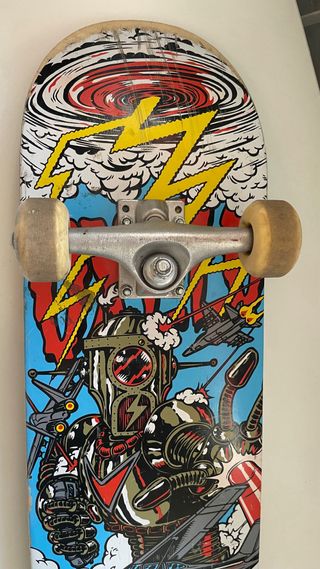 Skate con diseño de robot y avión