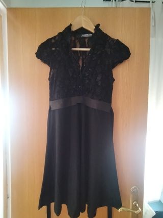 Vestido negro corto con encaje