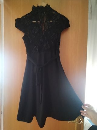 Vestido negro corto con encaje