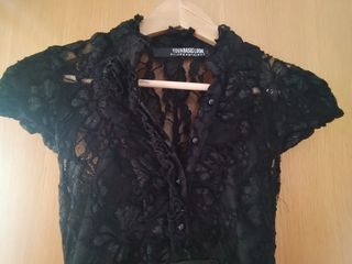 Vestido negro corto con encaje