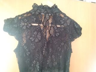Vestido negro corto con encaje