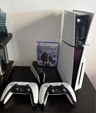 Playstation 5 con 2 Joysticks y Base de Carga