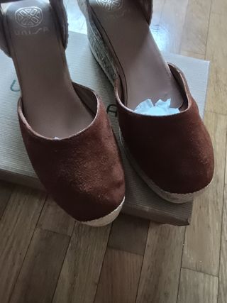 Sandalias Unisa serraje marrón mujer