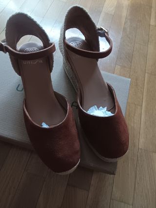 Sandalias Unisa serraje marrón mujer