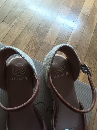 Sandalias Unisa serraje marrón mujer