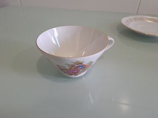 Tazas y platos de porcelana dorados.