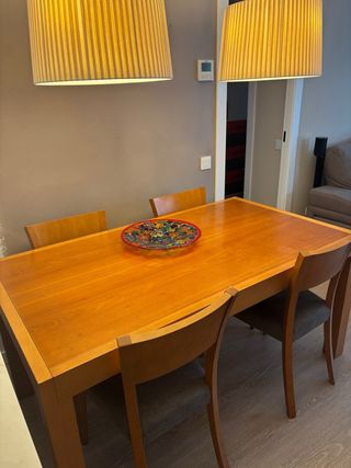Mesa de comedor y 4 sillas de madera