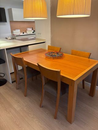 Mesa de comedor y 4 sillas de madera