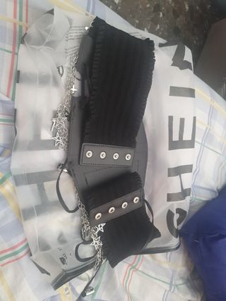 Cinturón gótico con cadenas y cruz