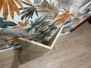 Mueble de mármol beige y multicolor