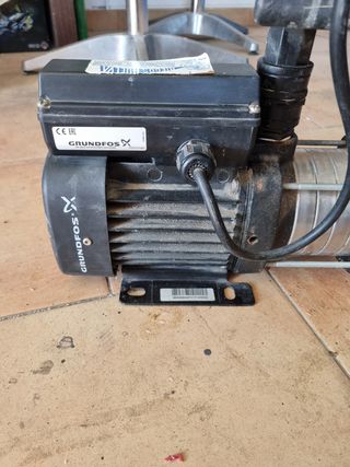 Bomba de presión marca GRUNDFOS y control presion