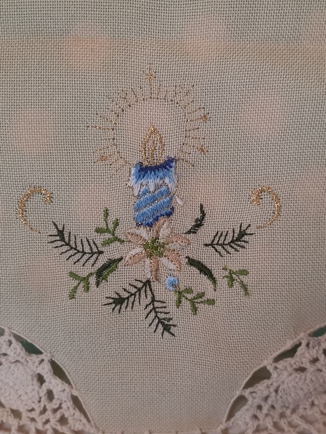 Centro Tavolo Ricamato con Candela