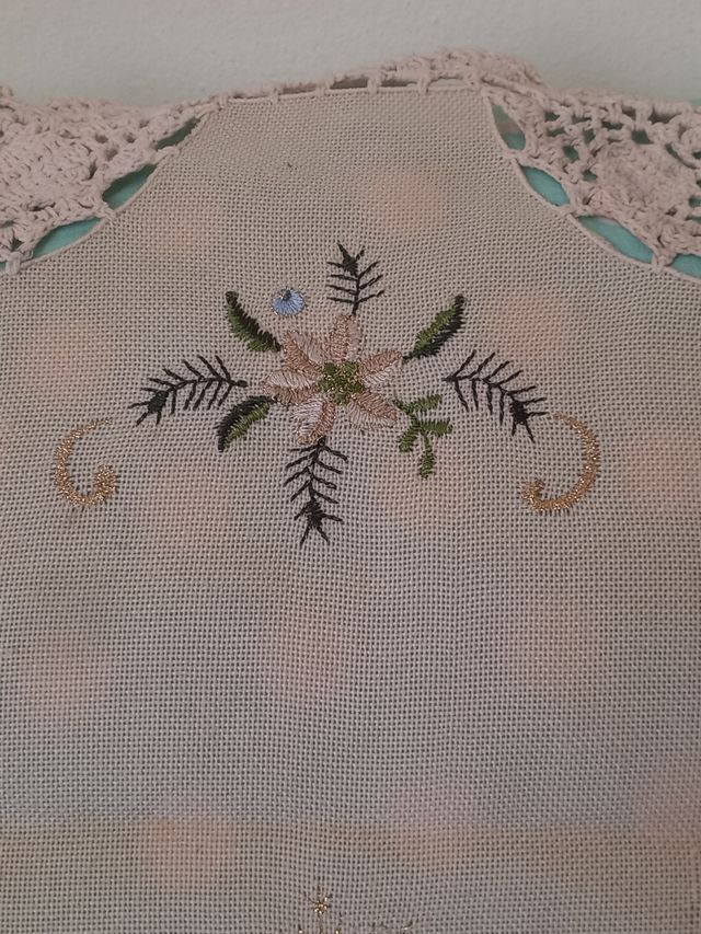 Centro Tavolo Ricamato con Candela