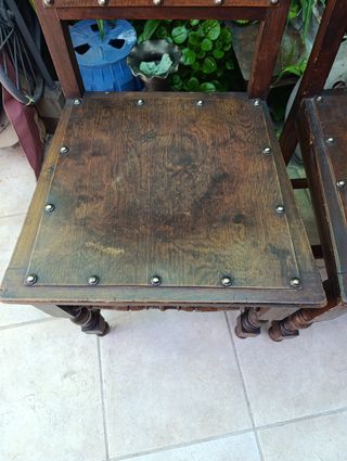 Dos sillas de madera rústicas