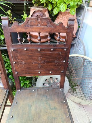 Dos sillas de madera rústicas