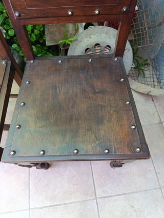 Dos sillas de madera rústicas