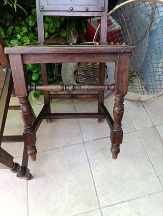 Dos sillas de madera rústicas