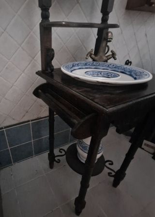Palanganero de madera y porcelana.