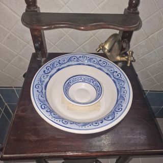 Palanganero de madera y porcelana.