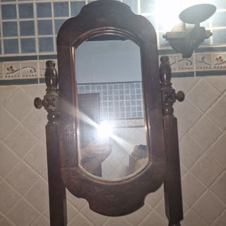 Palanganero de madera y porcelana.