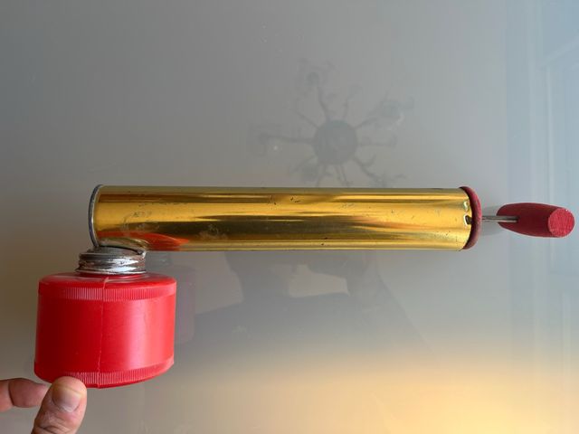 Insecticida Antiguo Dorado con Mango Rojo