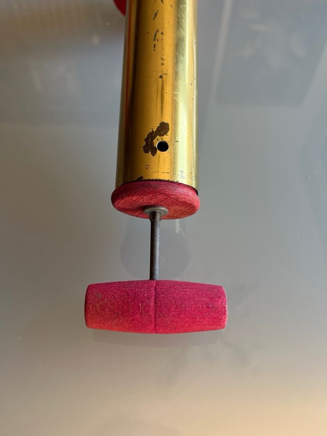 Insecticida Antiguo Dorado con Mango Rojo