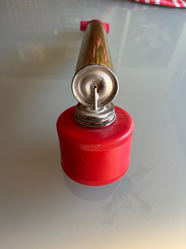 Insecticida Antiguo Dorado con Mango Rojo