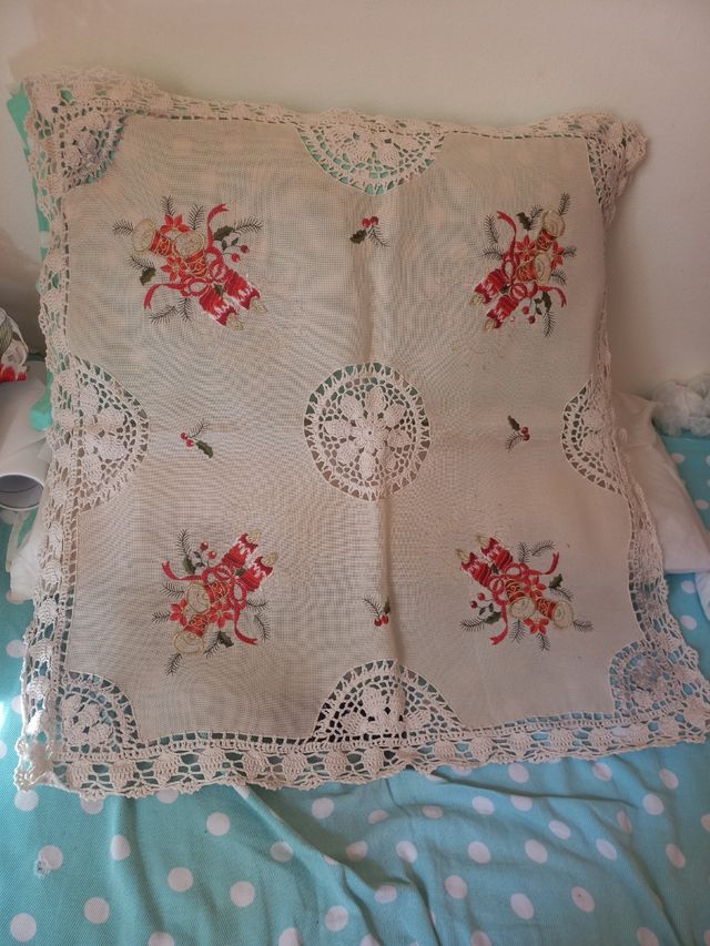 Centrotavola ricamato con candele e nastri