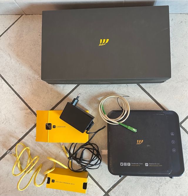 Modem Fastweb con alimentatore e cavi