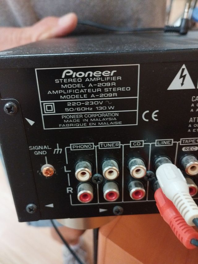 Amplificador y altavoces con conectores
