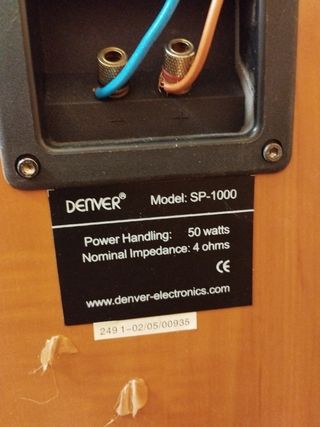 Amplificador y altavoces con conectores