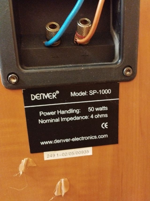 Amplificador y altavoces con conectores