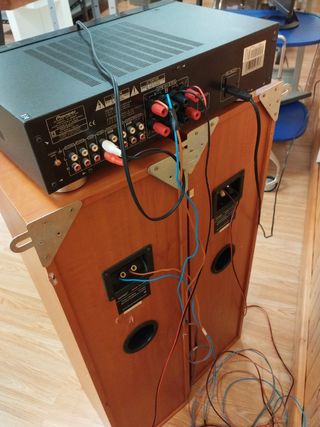 Amplificador y altavoces con conectores