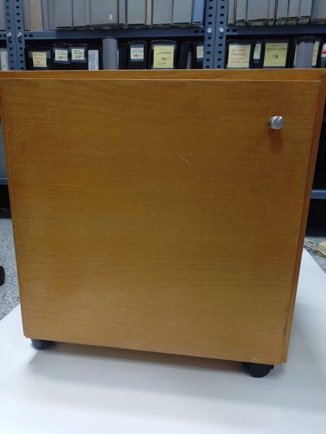 Mueble bajo de oficina de madera