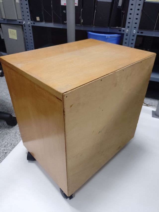 Mueble bajo de oficina de madera